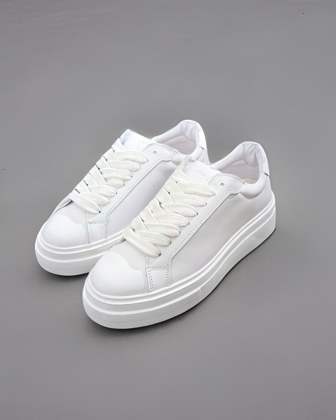 Top Sneaker with White Sole/5431